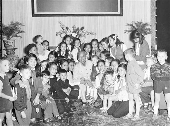 Trong ảnh: Chủ tịch Hồ Chí Minh chụp ảnh lưu niệm cùng thiếu nhi Việt Nam và quốc tế nhân dịp Tết Trung thu 1961, tại Phủ Chủ tịch. Ảnh: TTXVN