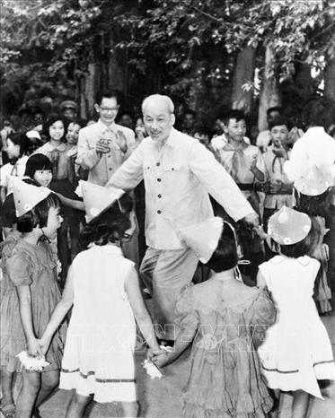 Trong ảnh: Chủ tịch Hồ Chí Minh vui múa hát cùng các cháu thiếu nhi tại Phủ Chủ tịch nhân ngày Quốc tế thiếu nhi 1/6/1960. Ảnh: TTXVN