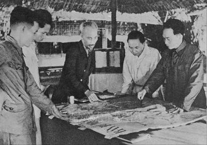 Trong ảnh: Cuối tháng 9/1953, tại bản Tỉn Keo, An toàn khu Định Hoá (nay thuộc xóm Tỉn Keo, xã Phú Đình, huyện Định Hoá, tỉnh Thái Nguyên), Chủ tịch Hồ Chí Minh chủ trì cuộc họp của Bộ Chính trị bàn kế hoạch tác chiến chiến cục Đông Xuân 1953-1954 và quyết định mở chiến dịch Điện Biên Phủ với quyết tâm tiêu diệt tập đoàn cứ điểm mạnh nhất của Pháp tại Đông Dương. Ảnh: Tư liệu TTXVN