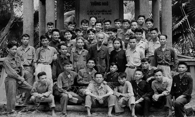 Trong ảnh: Chủ tịch Hồ Chí Minh chụp ảnh kỉ niệm với các đại biểu dự Đại hội Chiến sĩ thi đua và Cán bộ gương mẫu toàn quốc (1 - 6/5/1952). Ảnh: Tư liệu TTXVN