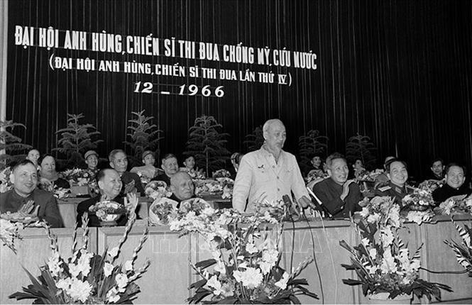 Trong ảnh: Chủ tịch Hồ Chí Minh nói chuyện tại Đại hội Anh hùng, Chiến sĩ thi đua chống Mỹ, cứu nước (Đại hội Anh hùng, Chiến sĩ thi đua lần thứ IV) diễn ra tại Hà Nội tháng 12/1966. Ảnh: Tư liệu TTXVN