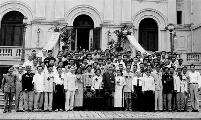 Trong ảnh: Chủ tịch Hồ Chí Minh với các đại biểu được tuyên dương tại Đại hội Liên hoan Anh hùng, Chiến sĩ thi đua toàn quốc lần thứ III, ngày 6/5/1962, tại Phủ Chủ tịch. Ảnh: Tư liệu TTXVN