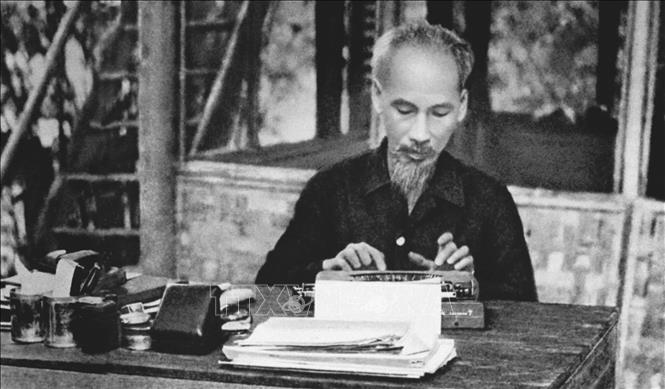 Chủ tịch Hồ Chí Minh vừa là người sáng lập Đảng, Nhà nước, vừa là người khai sinh nền báo chí cách mạng của đất nước, đồng thời là một nhà báo vĩ đại. Cùng với các tác phẩm báo chí xuất sắc, Bác Hồ còn để lại cho chúng ta di sản đặc biệt - tư tưởng Hồ Chí Minh về báo chí cách mạng, phong cách làm báo cách mạng và nghệ thuật làm báo cách mạng. Ảnh: Tư liệu TTXVN
