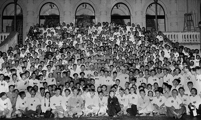 Trong ảnh: Chủ tịch Hồ Chí Minh với các đại biểu dự Đại hội liên hoan Anh hùng, Chiến sĩ thi đua Công-Nông-Binh toàn quốc lần thứ II tại Hà Nội (7/7/1958). Ảnh: Tư liệu TTXVN