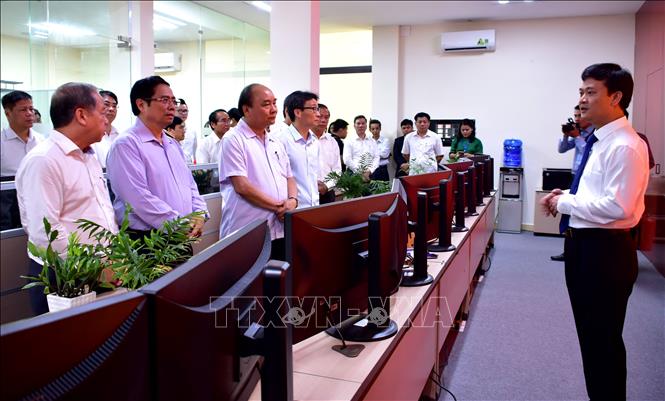 Trong ảnh: Thủ tướng Nguyễn Xuân Phúc thăm Trung tâm giám sát điều hành đô thị thông minh tỉnh Thừa Thiên - Huế. Ảnh: Tường Vi - TTXVN
