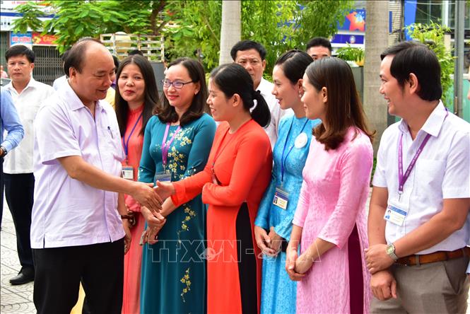 Trong ảnh: Thủ tướng Nguyễn Xuân Phúc gặp cán bộ, nhân viên Trung tâm giám sát điều hành đô thị thông minh tỉnh Thừa Thiên - Huế. Ảnh: Tường Vi - TTXVN
