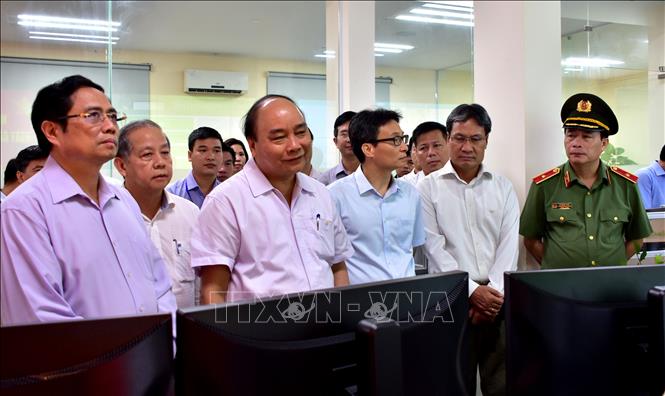 Trong ảnh: Thủ tướng Nguyễn Xuân Phúc thăm Trung tâm giám sát điều hành đô thị thông minh tỉnh Thừa Thiên - Huế. Ảnh: Tường Vi - TTXVN
