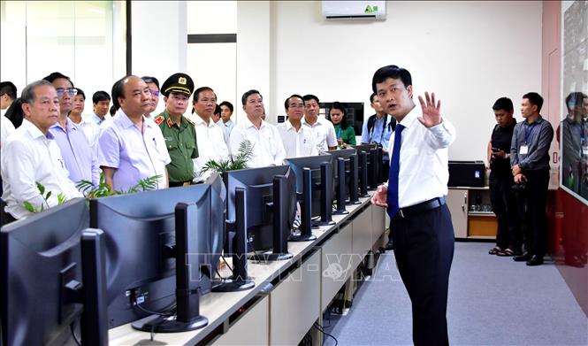 Trong ảnh: Thủ tướng Nguyễn Xuân Phúc thăm Trung tâm giám sát điều hành đô thị thông minh tỉnh Thừa Thiên - Huế. Ảnh: Tường Vi - TTXVN
