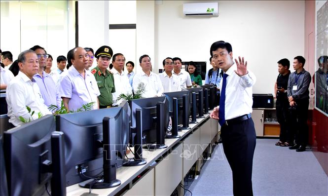 Trong ảnh: Thủ tướng Nguyễn Xuân Phúc thăm Trung tâm giám sát điều hành đô thị thông minh tỉnh Thừa Thiên - Huế. Ảnh: Tường Vi - TTXVN
