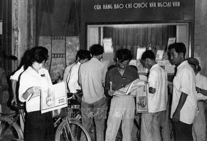 Trong ảnh: Nhân dân Thủ đô xúc động theo dõi thông báo đặc biệt đăng trên các báo về việc Chủ tịch Hồ Chí Minh từ trần. Ảnh: Tư liệu TTXVN
