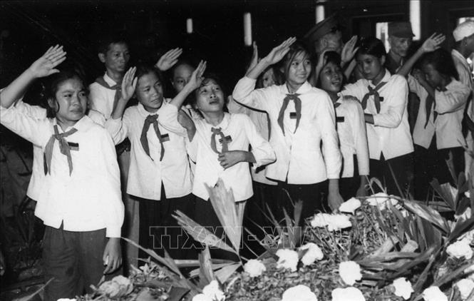 Trong ảnh: Thiếu nhi Hà Nội vào viếng Bác Hồ tại hội trường Ba Đình. Ảnh: Tư liệu TTXVN
