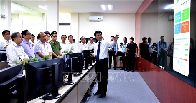 Trong ảnh: Thủ tướng Nguyễn Xuân Phúc thăm Trung tâm giám sát điều hành đô thị thông minh tỉnh Thừa Thiên - Huế. Ảnh: Tường Vi - TTXVN
