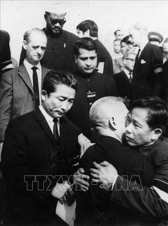 Trong ảnh: Đồng chí Lê Duẩn (bên phải), Bí thư thứ nhất Ban Chấp hành Trung ương Đảng đón tiếp các vị khách quốc tế đến dự lễ truy điệu Chủ tịch Hồ Chí Minh, ngày 9/9/1969. Ảnh: Tư liệu TTXVN