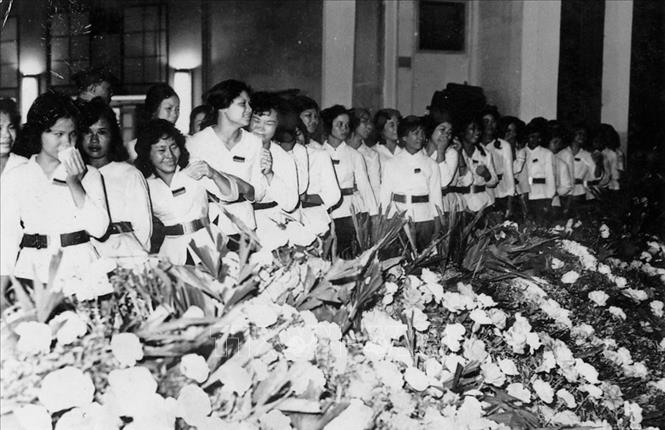 Trong ảnh: Đoàn đại biểu các đơn vị thuộc Bộ Công an xúc động tiễn biệt Người tại Lễ viếng. Ảnh: Tư liệu TTXVN