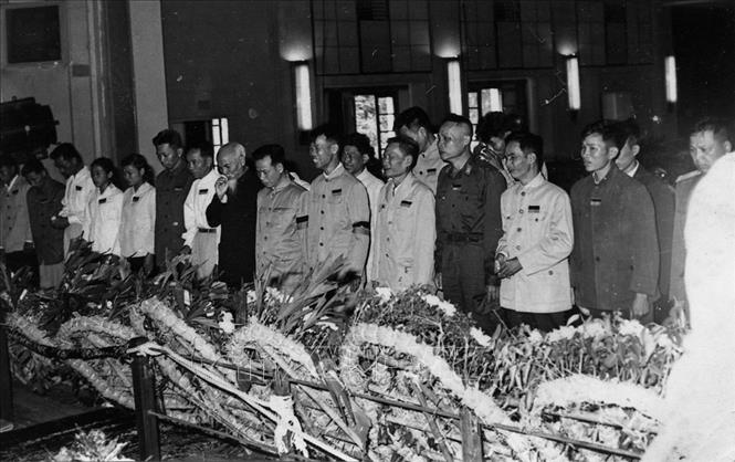 Trong ảnh: Đại biểu các tầng lớp nhân dân tới đặt vòng hoa viếng Người. Ảnh: Tư liệu TTXVN