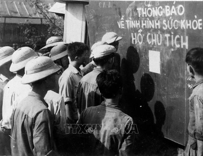 Trong ảnh: Cán bộ và công nhân cảng Hải Phòng theo dõi thông báo sức khỏe của Chủ tịch Hồ Chí Minh. Ảnh: Tư liệu TTXVN
