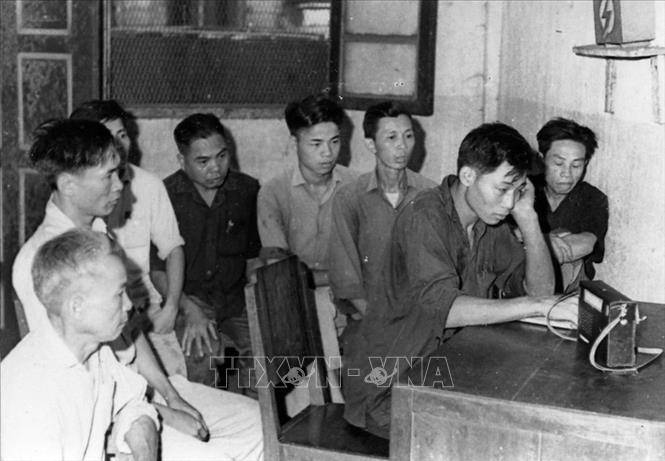 Trong ảnh: Cán bộ và công nhân Nhà máy Điện Yên Phụ (Hà Nội) theo dõi thông báo về tình hình sức khỏe của chủ tịch Hồ Chí Minh (1969). Ảnh: Tư liệu TTXVN
