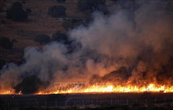 Trong ảnh: Khói lửa bốc lên từ khu vực dọc biên giới giữa Israel và Liban, sau các vụ phóng tên lửa của Phong trào Hồi giáo Hezbollah và pháo kích trả đũa của quân đội Israel ngày 1/9/2019. Ảnh: AFP/TTXVN