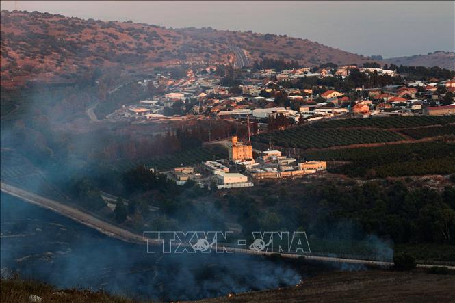 Trong ảnh: Khói lửa bốc lên từ khu vực dọc biên giới giữa Israel và Liban, sau các vụ phóng tên lửa của Phong trào Hồi giáo Hezbollah và pháo kích trả đũa của quân đội Israel ngày 1/9/2019. Ảnh: AFP/TTXVN