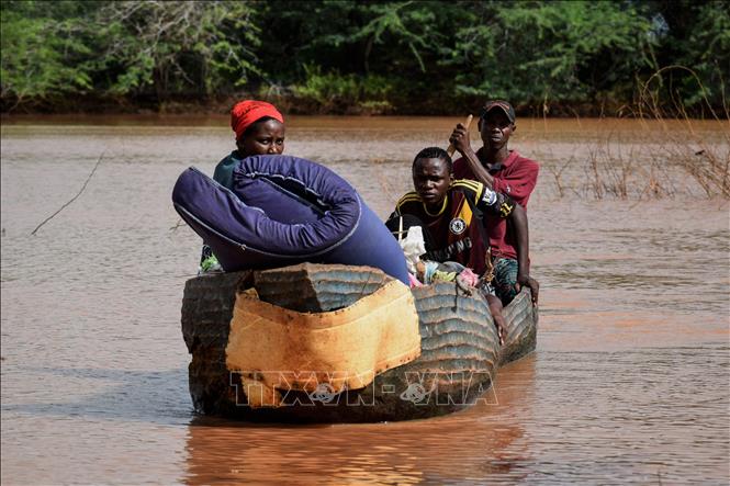 Trong ảnh (tư liệu): Người dân sơ tán khỏi khu vực ngập lụt tại làng Dima, Kenya. Ảnh: AFP/ TTXVN