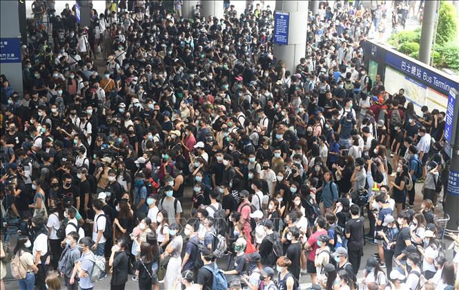 Trong ảnh: Người biểu tình tập trung tại sân bay quốc tế Hong Kong, Trung Quốc, ngày 1/9/2019. Ảnh: THX/ TTXVN