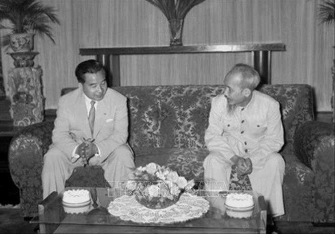 Trong ảnh: Chủ tịch Hồ Chí Minh tiếp Hoàng thân Souvanna Phouma, Thủ tướng Chính phủ Vương quốc Lào sang thăm Việt Nam (ngày 28/8/1956). Ảnh: Tư liệu TTXVN