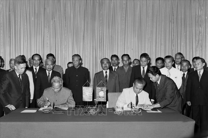 Trong ảnh: Ngày 18/7/1977, tại thủ đô Vientiane, Thủ tướng Việt Nam Phạm Văn Đồng và Thủ tướng Lào Kaysone Phomvihane ký Hiệp ước hữu nghị và hợp tác giữa hai nước Việt Nam - Lào. Ảnh: Văn Bảo – TTXVN
