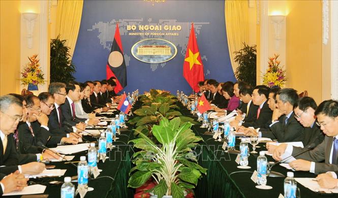 Trong ảnh: Phó Thủ tướng, Bộ trưởng Ngoại giao Phạm Bình Minh và Bộ trưởng Ngoại giao Lào Saleumxay Kommasith đồng chủ trì Tham vấn thường niên cấp Bộ trưởng Ngoại giao lần thứ tư giữa Việt Nam và Lào, ngày 6/12/2017, tại Hà Nội. Ảnh: Nguyễn Khang – TTXVN