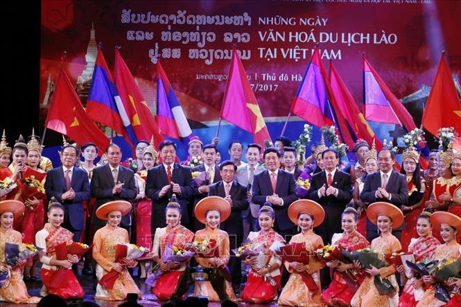 Trong ảnh: Lãnh đạo hai nước tại lễ khai mạc Những ngày Văn hóa-Du lịch Lào tại Việt Nam, tối 17/7/2017, tại Hà Nội. Ảnh: Văn Điệp – TTXVN