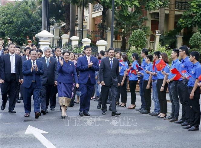 Trong ảnh: Nhân dân tỉnh Sơn La chào đón Chủ tịch Quốc hội Lào Pany Yathotou tới thăm, chiều 4/7/2017. Ảnh: Văn Điệp – TTXVN