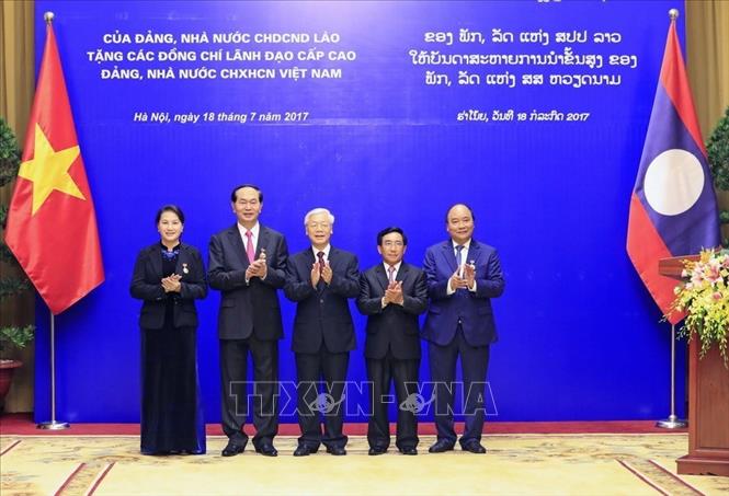 Trong ảnh: Tổng Bí thư Nguyễn Phú Trọng và đồng chí Phankham Viphavan, Ủy viên Bộ Chính trị,Thường trực Ban Bí thư Đảng NDCM Lào, Phó Chủ tịch nước Lào với Chủ tịch nước Trần Đại Quang, Thủ tướng Chính phủ Nguyễn Xuân Phúc, Chủ tịch Quốc hội Nguyễn Thị Kim Ngân được trao tặng Huân chương Vàng Quốc gia của Đảng, Nhà nước Lào. Ảnh: Nhan Sáng – TTXVN