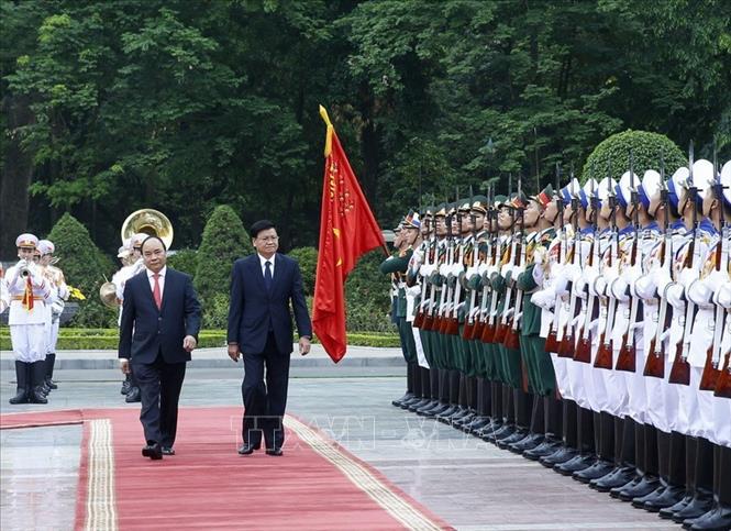 Trong ảnh: Thủ tướng Nguyễn Xuân Phúc chủ trì Lễ đón Thủ tướng Lào Thongloun Sisoulith thăm chính thức Việt Nam tại Phủ Chủ tịch, sáng 15/5/2016. Ảnh: Thống Nhất - TTXVN