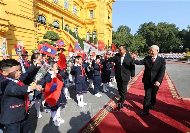 Trong ảnh: Lễ đón Tổng Bí thư, Chủ tịch nước Cộng hòa Dân chủ Nhân dân Lào Bounnhang Vorachith thăm hữu nghị chính thức Việt Nam, sáng 19/12/2017, tại Thủ đô Hà Nội. Ảnh: Trí Dũng – TTXVN