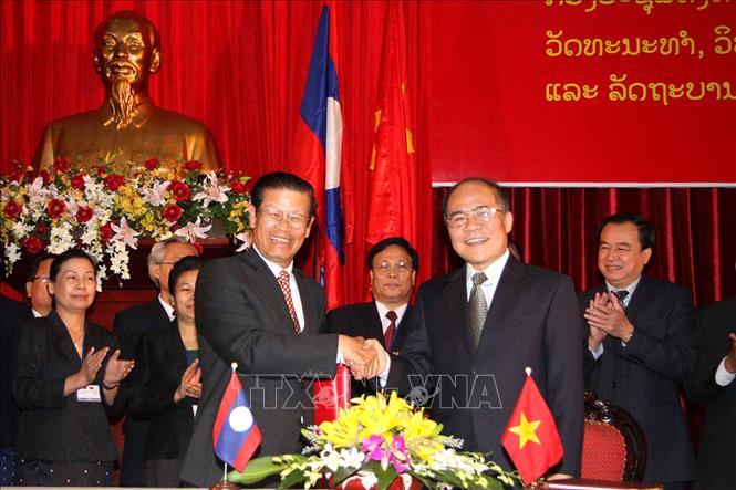Trong ảnh: Phó Thủ tướng Nguyễn Sinh Hùng và Phó Thủ tướng Lào Somsavath Lengsavath ký kết biên bản Kỳ họp lần thứ 31 Ủy ban liên Chính phủ Việt Nam - Lào và Hiệp định hợp tác năm 2009, ngày 8/1/2008, tại TP Hồ Chí Minh. Ảnh: Tràng Dương - TTXVN