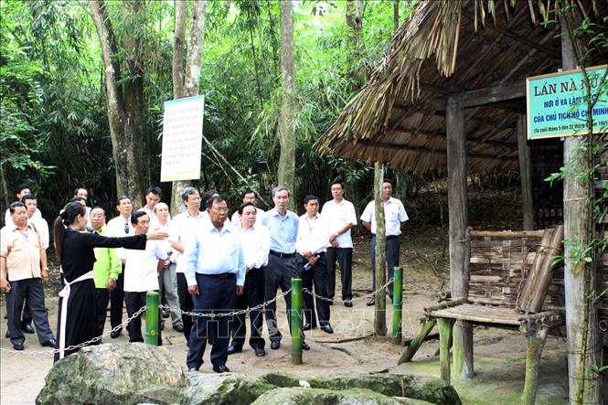 Trong ảnh: Đồng chí Bounhang Volachith, Ủy viên Bộ Chính trị, Thường trực Ban Bí thư Đảng Nhân dân Cách mạng Lào, Phó Chủ tịch nước CHDCND Lào đến thăm Khu di tích lịch sử Tân Trào, ngày 19/7/2012. Ảnh: Dương Giang – TTXVN
