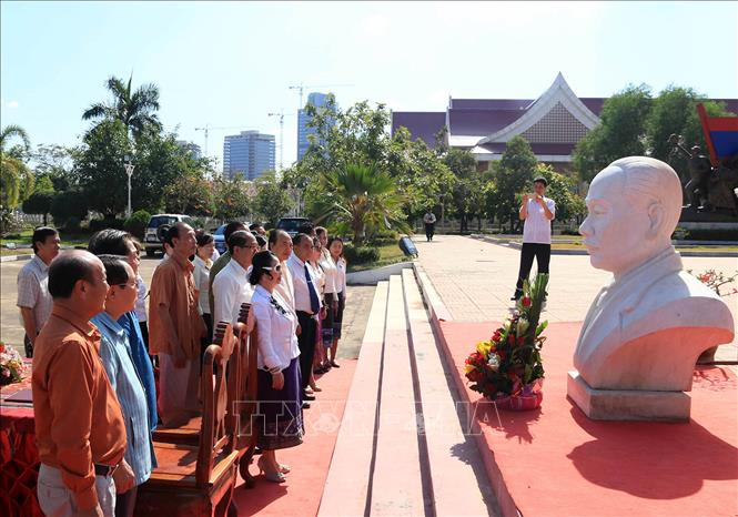 Trong ảnh: Công trình tượng bán thân cố Chủ tịch Lào Souphanouvong tại Bảo tàng Kaysone Phomvihane ở thủ đô Vientiane, do Công ty TNHH Phát triển mỹ thuật và công nghệ Việt Nam tặng nước bạn Lào, tháng 1/2017. Ảnh: Phạm Kiên – TTXVN