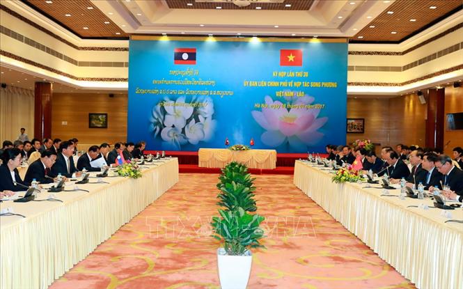 Trong ảnh: Thủ tướng Nguyễn Xuân Phúc và Thủ tướng Lào Thongloun Sisoulith đồng chủ trì Kỳ họp lần thứ 39 Uỷ ban liên Chính phủ Việt Nam - Lào, ngày 8/2/2017. Ảnh: Thống Nhất - TTXVN