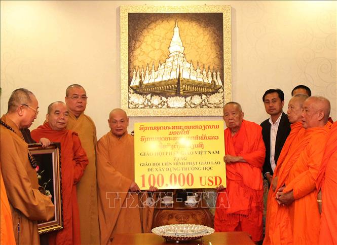 Trong ảnh: Trong khuôn khổ chuyến thăm Lào, ngày 21/12/2015, tại thủ đô Vientiane, Hòa thượng Thích Thiện Nhơn, Chủ tịch Hội đồng Trị sự Giáo hội Phật giáo Việt Nam trao cho Hòa thượng Ngon Damlongboun, tân Chủ tịch Liên minh Giáo hội Phật giáo Lào khoản tiền 100.000 USD, quà tặng của Trung ương Giáo hội Phật giáo Việt Nam dành cho Liên minh Giáo hội Phật giáo Lào để xây dựng trường học. Ảnh: Phạm Kiên – TTXVN 