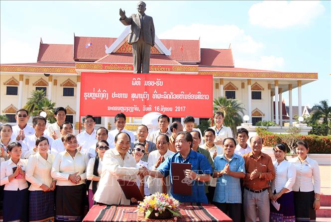 Trong ảnh: Lễ ký biên bản bàn giao công trình tượng bán thân Cố Chủ tịch Souphanouvong cho Bảo tàng Kaysone Phomvihane tại thủ đô Vientiane, ngày 16/1/2017, do Công ty TNHH Phát triển mỹ thuật và công nghệ Việt Nam tặng nước bạn Lào. Ảnh: Phạm Kiên – TTXVN