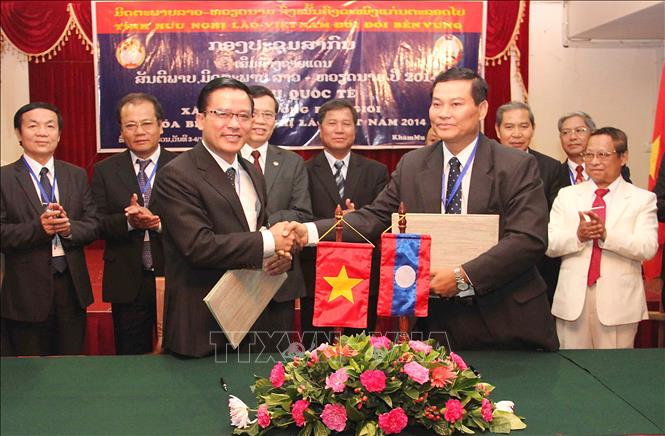 Trong ảnh: Lễ ký thông báo chung Hội nghị quốc tế về xây dựng đường biên giới hòa bình, hữu nghị Việt Nam - Lào giai đoạn 2014 - 2016, diễn ra trong 2 ngày 3 – 4/11/2014 tại tỉnh Khammuane (Lào). Ảnh: Hoàng Chương - TTXVN 