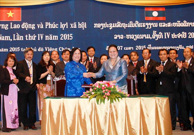 Trong ảnh: Ký Biên bản thỏa thuận hợp tác giữa hai nước về lao động-xã hội tại Hội nghị Bộ trưởng Lao động và Phúc lợi xã hội Lào - Việt Nam lần thứ 4, ngày 7/4/2015 ở thủ đô Vientiane. Ảnh: Phạm Kiên – TTXVN 