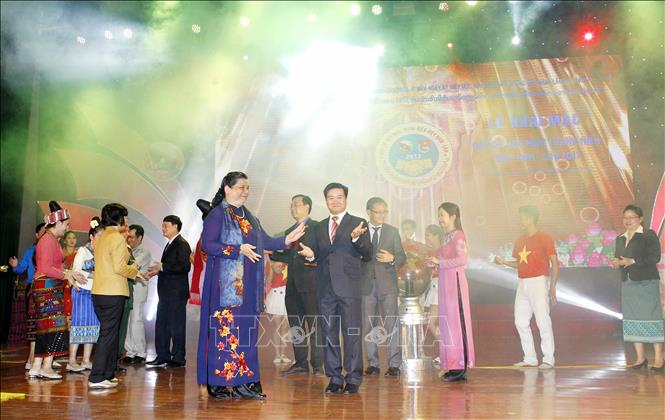 Trong ảnh: Phó Chủ tịch Thường trực Quốc hội Tòng Thị Phóng với đại biểu hai nước tham gia các điệu múa truyền thống tại chương trình Gặp gỡ hữu nghị Thanh niên Việt Nam - Lào năm 2017, ngày 6/9/2017, tại Hà Nội. Ảnh: Văn Điệp – TTXVN