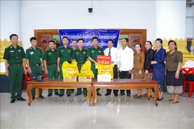 Trong ảnh: Đoàn công tác của tỉnh Kon Tum trực tiếp hỗ trợ nhân dân Lào khắc phục thiệt hại bởi sự cố vỡ đập thủy điện Sepien Senamnoy, huyện Sanamxay (tỉnh Attapeu) cuối tháng 7/2018. Ảnh: Quang Thái – TTXVN
