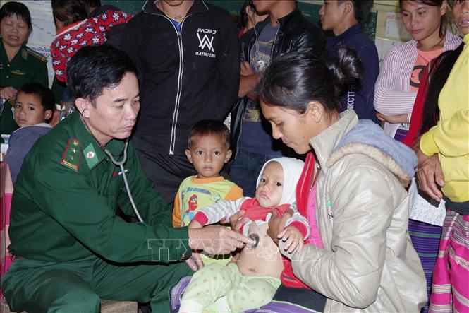 Trong ảnh: Bộ đội Biên phòng tỉnh Kon Tum sang Lào khám chữa bệnh cho nhân dân vùng bị ảnh hưởng bởi sự cố vỡ đập thủy điện Sepien Senamnoy, huyện Sanamxay (tỉnh Attapeu) cuối tháng 7/2018. Ảnh: Quang Thái – TTXVN