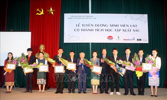 Trong ảnh: Sáng 25/11/2014, tại Hà Nội, Hội Hữu nghị Việt Nam – Lào tổ chức Lễ tuyên dương sinh viên Lào có thành tích học tập xuất sắc trong năm học 2013 – 2014. Ảnh: Phạm Kiên – TTXVN