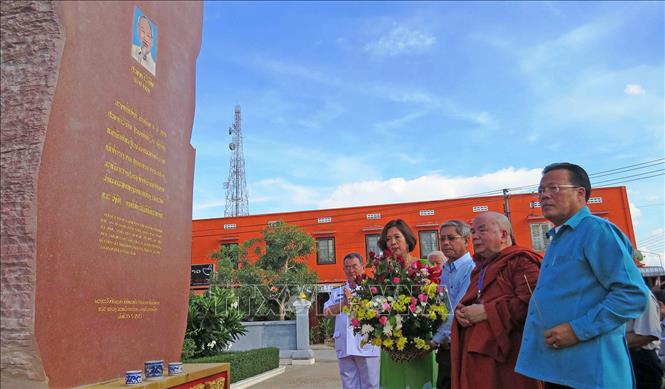 Trong ảnh: Đoàn đại biểu Liên hiệp các tổ chức hữu nghị Việt Nam, Hội hữu nghị Việt Nam - Lào, Hội hữu nghị Việt Nam - Thái Lan, Hội hữu nghị Lào - Việt Nam, Hội hữu nghị Thái Lan - Việt Nam đến thăm, dâng hương tưởng niệm Bác Hồ tại Khu lưu niệm Chủ tịch Hồ Chí Minh ở tỉnh Savanakhet (Lào), chiều 20/5/2015. Ảnh: Mạnh Thành - TTXVN