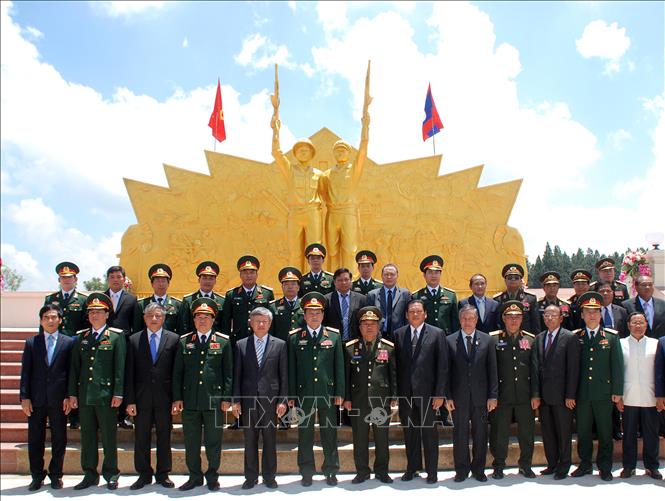 Trong ảnh: Đại biểu hai nước tham dự Lễ khánh thành Đài tưởng niệm Liên minh Chiến đấu Việt Nam – Lào tại huyện Pacsong, tỉnh Champasac (Lào), ngày 29/5/2015. Ảnh: Phạm Kiên – TTXVN 