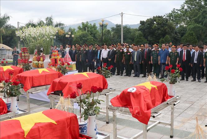 Trong ảnh: Ngày 15/6/2018, UBND tỉnh Điện Biên tổ chức trọng thể lễ đón nhận, truy điệu và an táng 25 hài cốt liệt sỹ quân tình nguyện Việt Nam hy sinh trên nước bạn Lào, về an nghỉ tại Nghĩa trang liệt sỹ Tông Khao (xã Thanh Nưa, huyện Điện Biên, tỉnh Điện Biên). Ảnh: Xuân Tiến - TTXVN