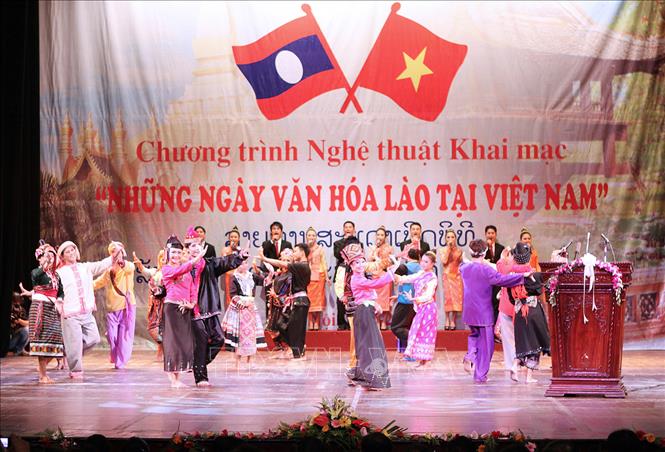 Trong ảnh: Chương trình văn nghệ tại lễ khai mạc Những ngày Văn hóa Lào tại Việt Nam, tối 17/7/2012. Ảnh: Dương Giang - TTXVN