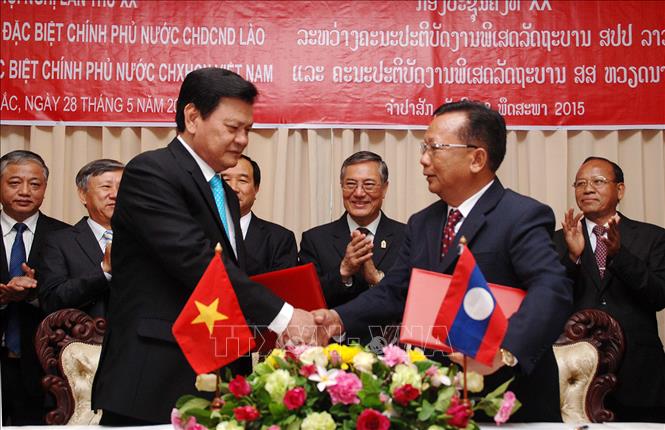 Trong ảnh: Thượng tướng Nguyễn Thành Cung, Trưởng ban công tác đặc biệt Chính phủ Việt Nam và Thượng tướng Chansamon Chanyalath, Trưởng ban công tác đặc biệt Chính phủ Lào ký kết Biên bản Thỏa thuận về việc tiếp tục tìm kiếm, cất bốc, hồi hương hài cốt liệt sĩ quân tình nguyện và chuyên gia Việt Nam hy sinh tại Lào trong các thời kỳ chiến tranh, tại hội nghị lần thứ 20, ngày 28/5/2015 ở tỉnh Champasac (Lào). Ảnh: Phạm Kiên – TTXVN 